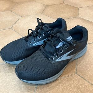 NWOT Brooks Mens “Range” Size 12.5